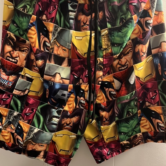 Marvel Men’s Swim Trunks Size medium - Picture 7 of 7